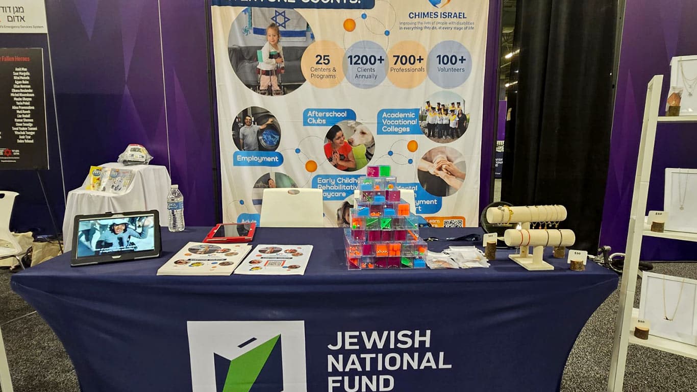 דוכן התצוגה של העמותה ב- JNF Expo