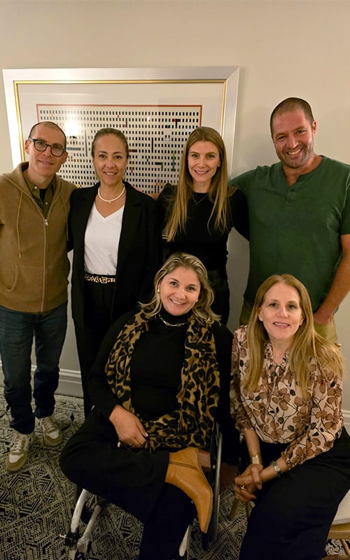 צוות צ'יימס עם משפחת המארחים מניו יורק, קורטני ורף פוזנר, והשף ניר מרגלית